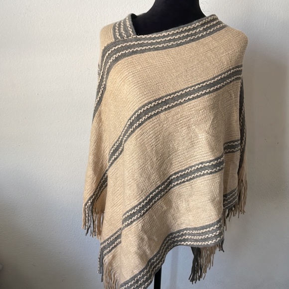 Women Tan & White Stripe Shawl Poncho Knitted Sweater Pullover Fringe Soft - Picture 9 of 9